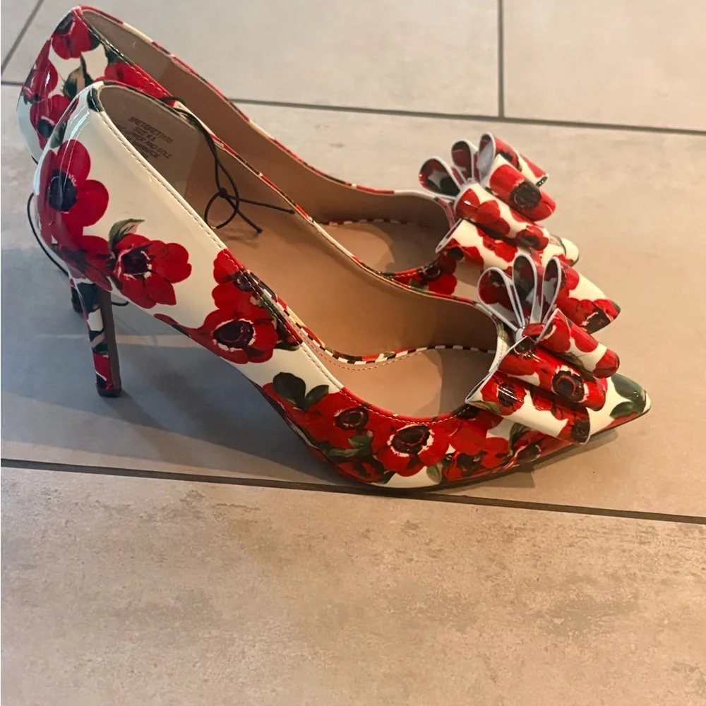 Betsey Johnson White Pumps with Red Floral Bow - Picture 1 of 4